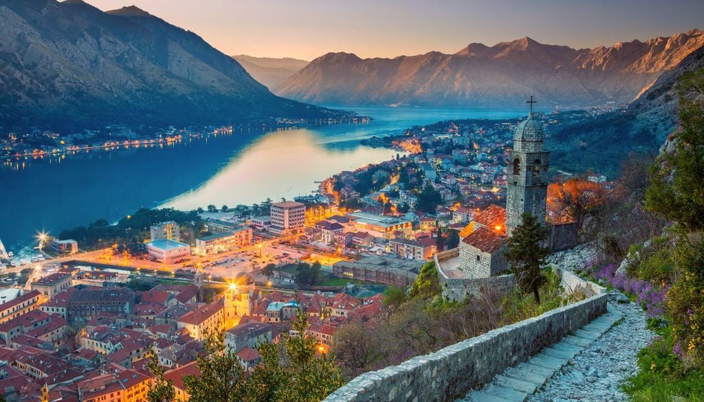 Montenegro mare Il tramonto su Kotor, una delle principali mete estive del Montenegro