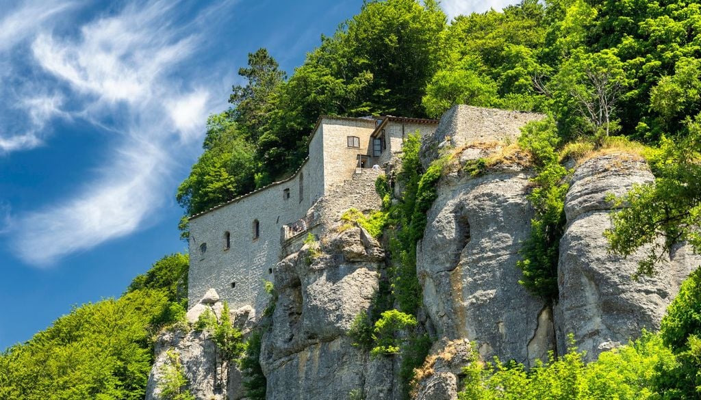 Luoghi silenziosi Il Santuario della Verna, circodato dal verde delle foreste del Casentino