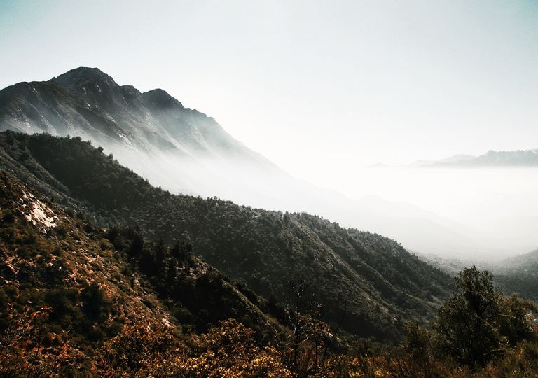 Cerro La Campara con neblina en el valle Cerro La Campara con neblina en el valle