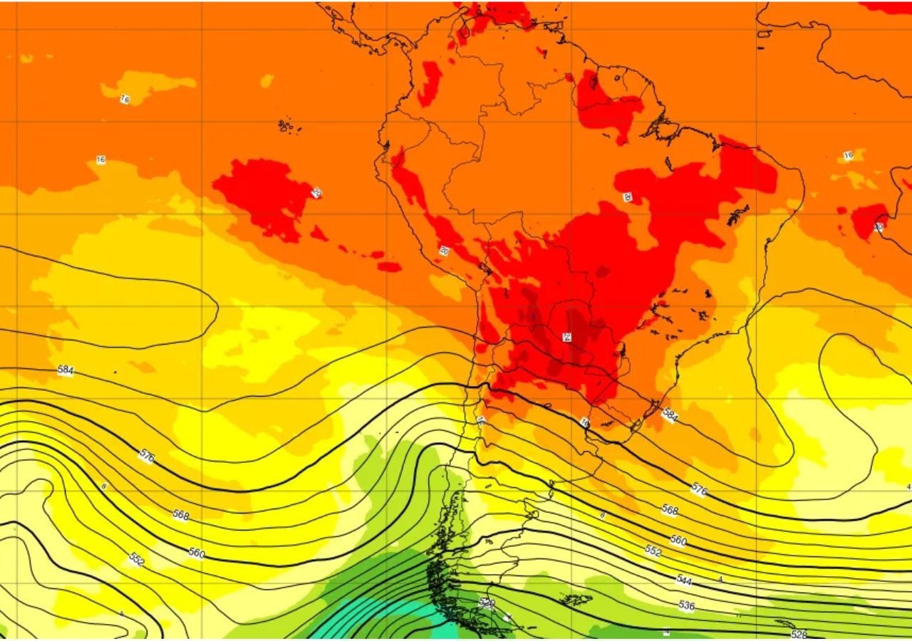 El mapa muestra una vaguada en niveles medios (500 hPa) acompañada de aire más frío en niveles bajos (850 hPa), responsable del aumento de nubosidad y lluvias débiles previstas para el viernes en la zona central.