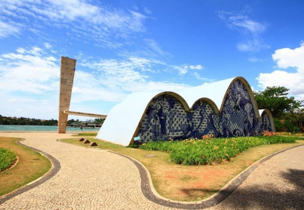 O Conjunto Arquitetônico da Pampulha é um complexo de edifícios às margens da Lagoa da Pampulha idealizado na década de 1940 e projetado por Oscar Niemeyer. Na foto, a vista de trás da Igrejinha da Pampulha, com azulejos de Portinari. Crédito: Divulgação.