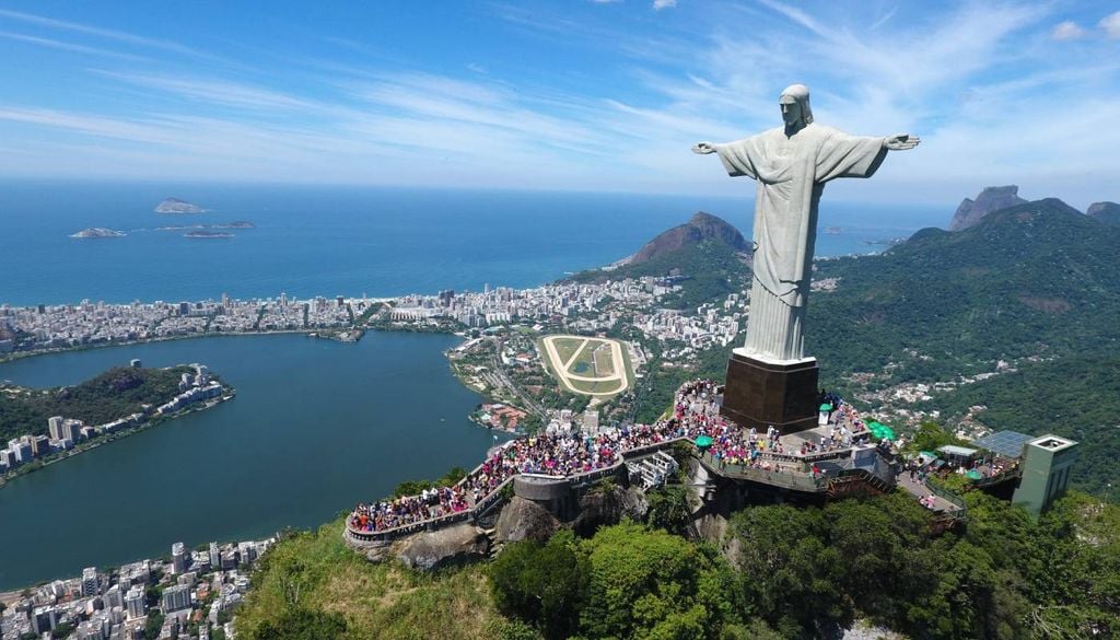 O monumento do Cristo Redentor está localizado no alto do morro do Corcovado e foi eleito uma das 7 maravilhas do mundo! Crédito: Banco de Imagens Grupo Cataratas.