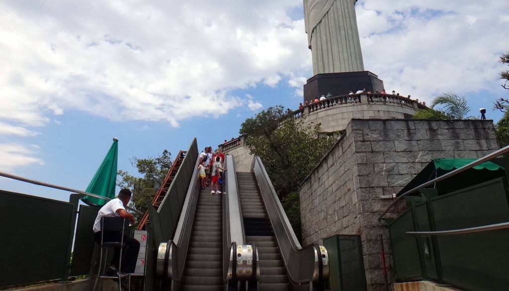 Escadas rolantes no Alto do Corcovado que foram desligadas. Logo ao lado (não aparece na imagem) é onde tem a escadaria de pedras com 80 degraus que será a única opção de subida até o platô do Cristo durante o período de obras. Crédito: Divulgação.