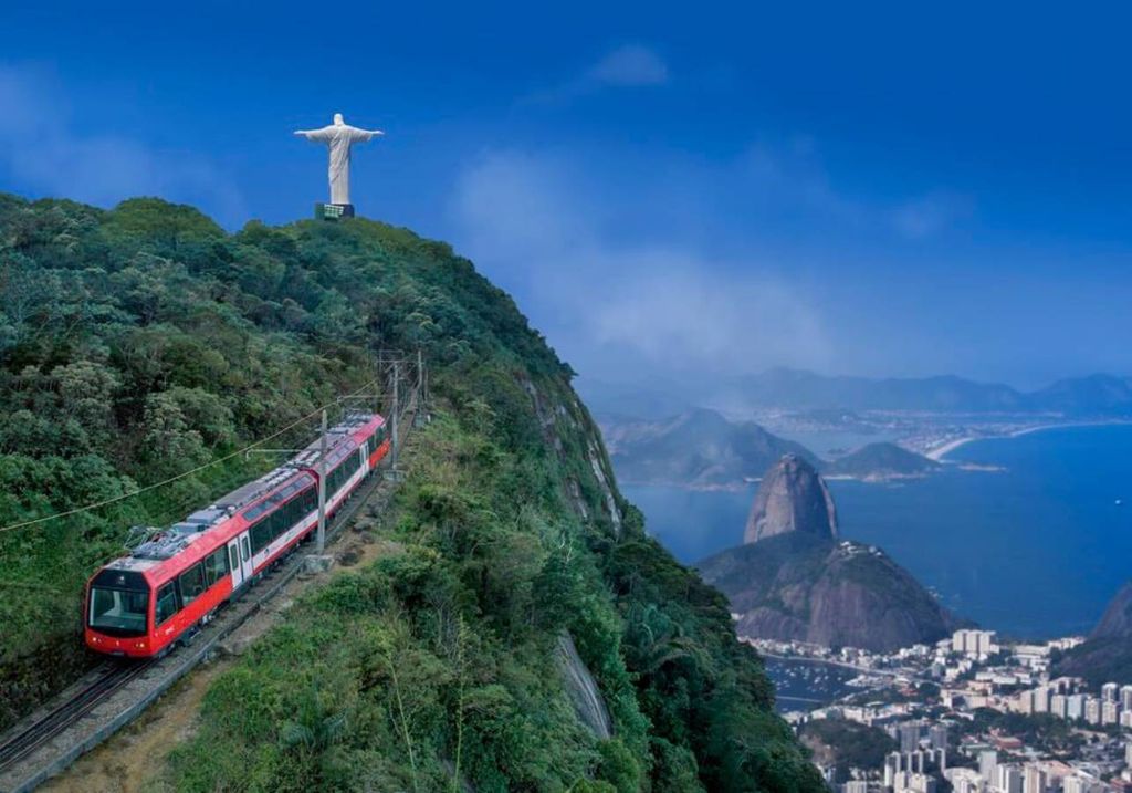 Trem do Corcovado e o Cristo Redentor, no Rio de Janeiro