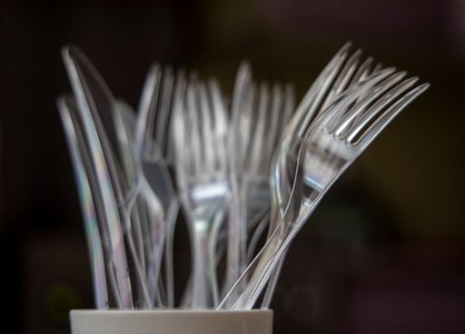 Vaisselle plastique jetable : comment des plateformes en ligne continuent d'en vendre en toute impunité en France ?