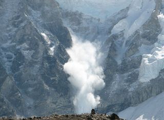 Valanghe sulle Alpi, pericolo elevato: strada bloccata al Moncenisio