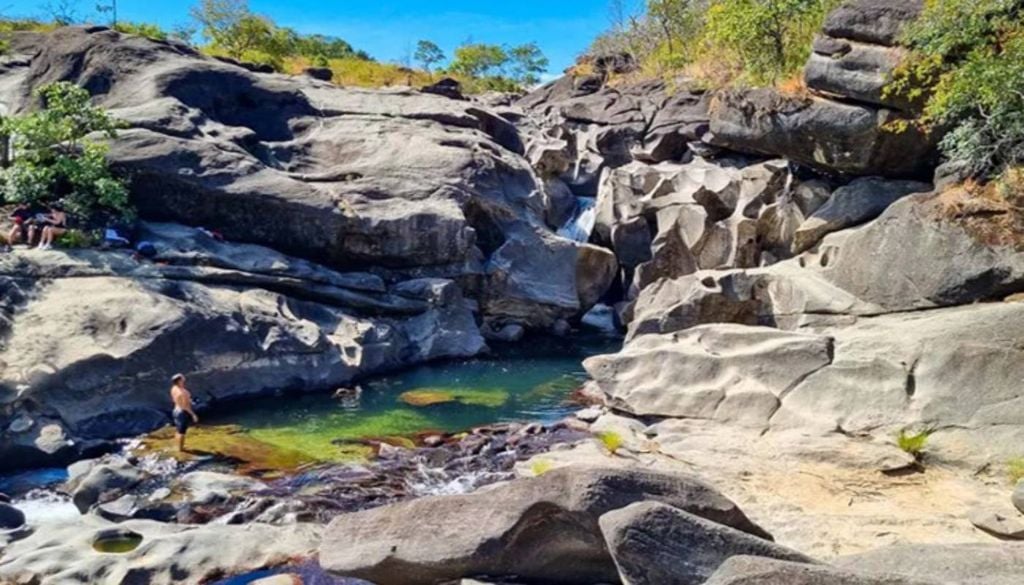 Uma das piscinas naturais para se banhar no Vale da Lua. Crédito: Blog Viagens e Caminhos.