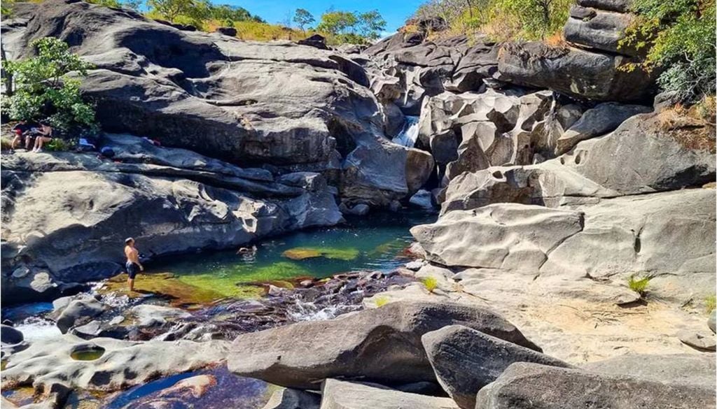 A primeira piscina natural do Vale da Lua, com uma pequena cachoeira ‘escondida’ ao fundo, entre as pedras. Crédito: Blog Viagens e Caminhos.