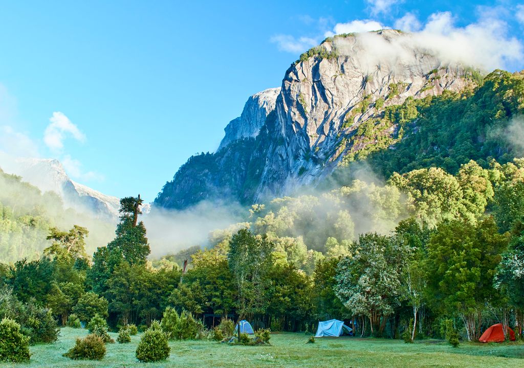 Cerros de granito del Valle de Cochamó, sur de Chile. Cerros de granito del Valle de Cochamó, sur de Chile.