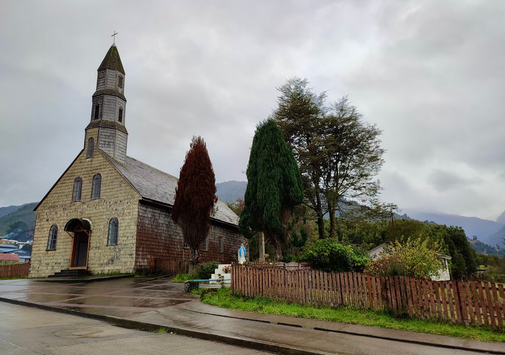 Iglesia del pueblo de Cochamó. Iglesia del pueblo de Cochamó.