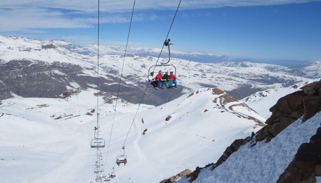 Valle Nevado Cómo llegar: este centro de ski se encuentra a unos 60 kilómetros de Santiago de Chile en ascenso por montaña.
