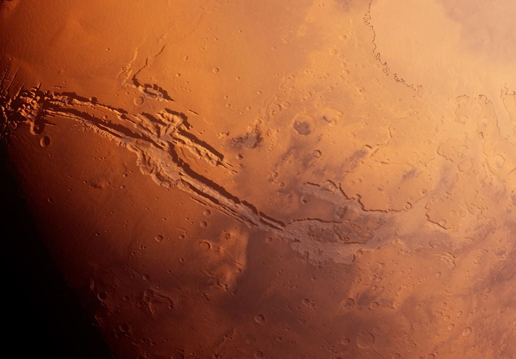 Die Valles Marineris sind ein Canyon-System auf dem Mars, das sich über eine Länge von etwa 4.000 km erstreckt und damit zu den größten und ausgedehntesten Canyons im Sonnensystem gehört.