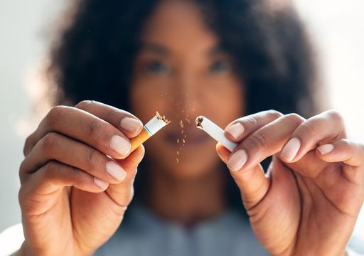 Vapear es menos dañino que fumar? Un estudio advierte que la desinformación  en los jóvenes disuade el cambio de hábito