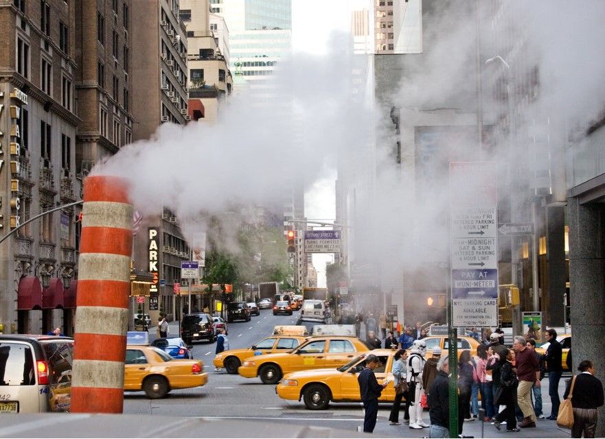 Nueva York está formado por un increíble sistema de calefacción y refrigeración urbana basado en el vapor de agua. Fuente: Jorge Royan, Wikimedia 2005
