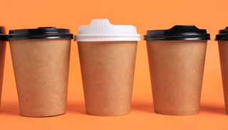 Cuando bebes caf&eacute; o t&eacute; en un vaso desechable est&aacute;s ingiriendo cantidades ingentes de nanopl&aacute;sticos, malo para tu salud