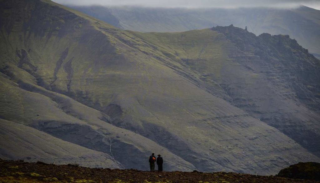 Caminhar sobre o Vatnajökull é entrar num mundo gelado em constante transformação, onde cada fenda, caverna e formação conta uma história.