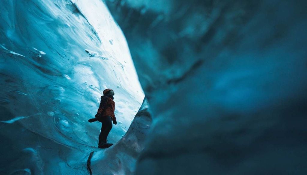 Entre tons de azul e branco, o Vatnajökull revela a força e a beleza de uma paisagem esculpida pelo gelo ao longo de milhares de anos.