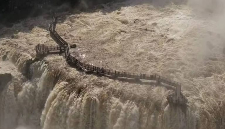 Vaz&atilde;o das Cataratas do Igua&ccedil;u chega a 11,8 milh&otilde;es de litros e interdita passarela