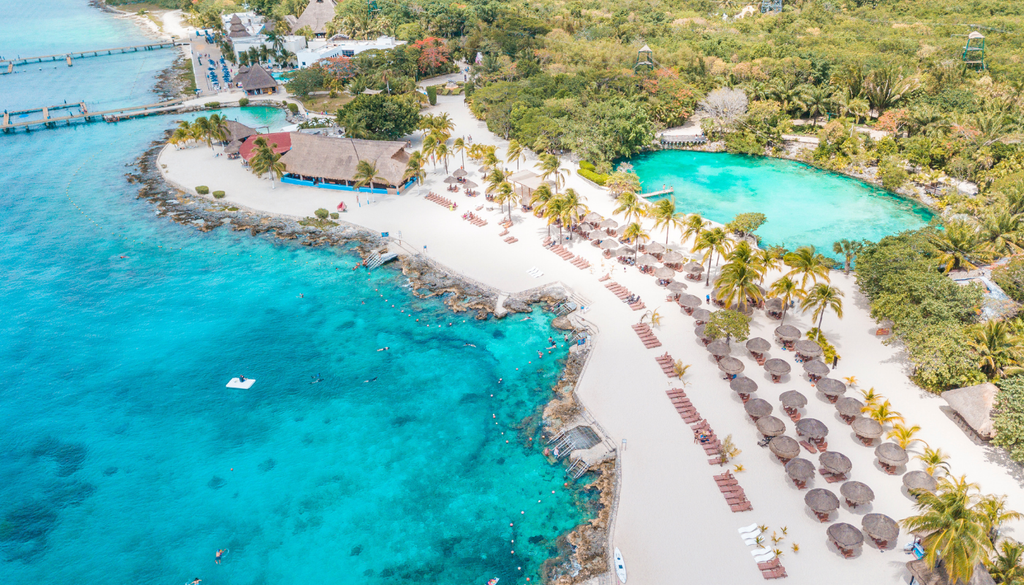 turismo; Cozumel; actualidad; ambiental; sostenibilidad Cozumel tiene apenas unos 468 km² de superficie y concentra buena parte de su desarrollo turístico junto a la costa.