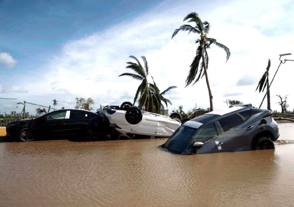 carros furacão inundações