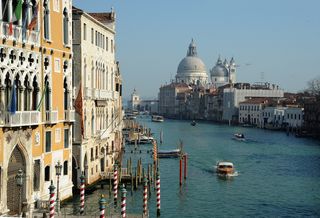 Venezia, evento senza precedenti: l'acqua alta (bloccata dal MOSE) supera per la prima volta i 110 cm in estate