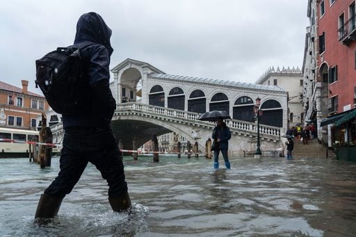 Venezia, il MOSE si &egrave; alzato gi&agrave; 23 volte in poche settimane per fermare l'acqua alta: &egrave; record, ma non &egrave; finita