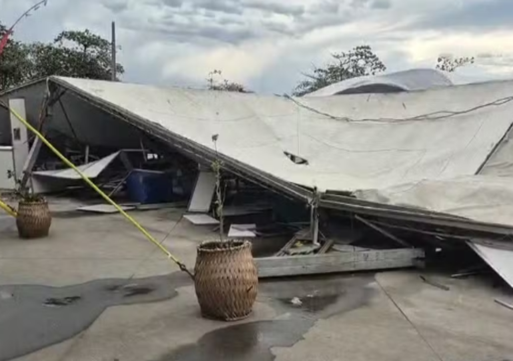 Em Caraguatatuba, a força do vento comprometeu as tendas da Praça da Cultura.