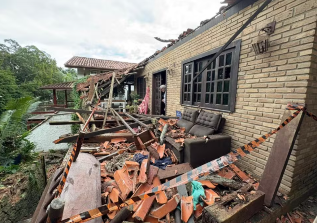 Rajadas de vento derrubaram uma árvore que atingiu uma casa em Ilhabela.