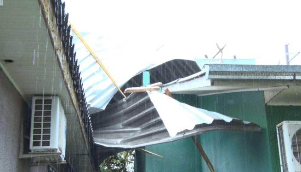 Chuva invadiu imóvel após os danos provocados no telhado. Foto: Amauri Sales/NDTV Record