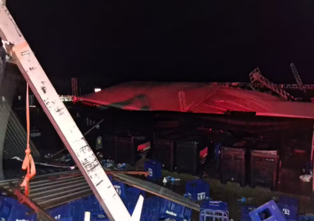 Uma pessoa morreu e dezenas se feriram após desabamento de estrutura em formatura.