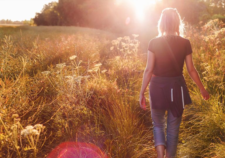 Chica paseando por un camino Chica paseando por un camino