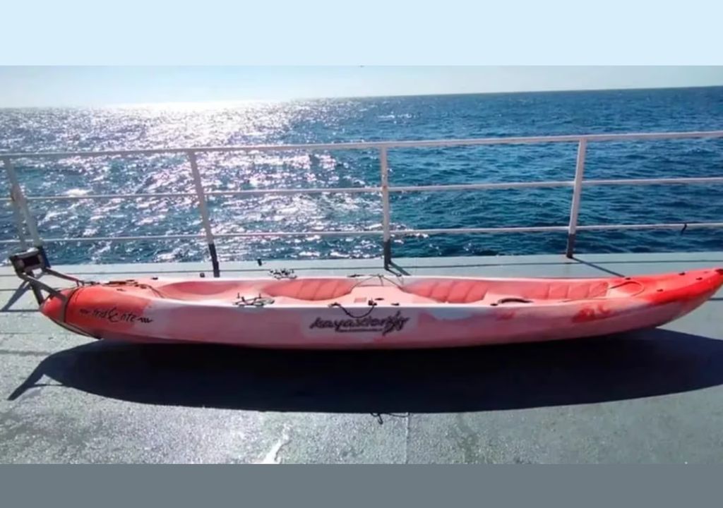 Hallaron el kayak de los pescadores desaparecidos en Pinamar (Foto: Infobae) Hallaron el kayak de los pescadores desaparecidos en Pinamar (Foto: Infobae)