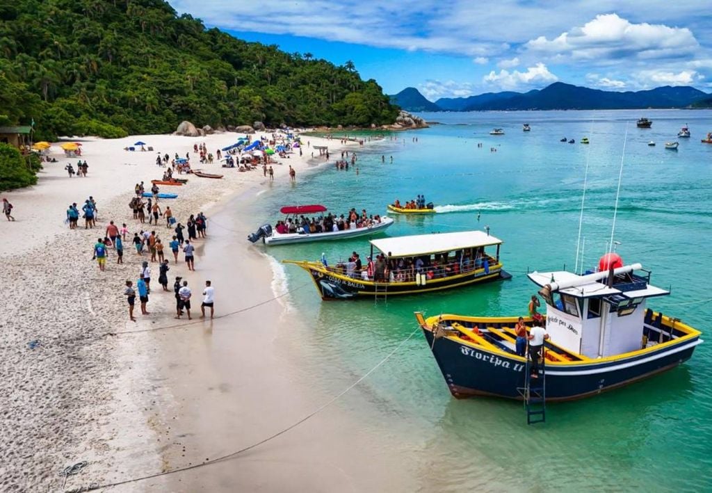 A Ilha do Campeche, em Florianópolis, é um paraíso de águas cristalinas, sendo uma área de preservação ambiental e sítio arqueológico com inscrições rupestres. Crédito: Allan Carvalho/PMF.