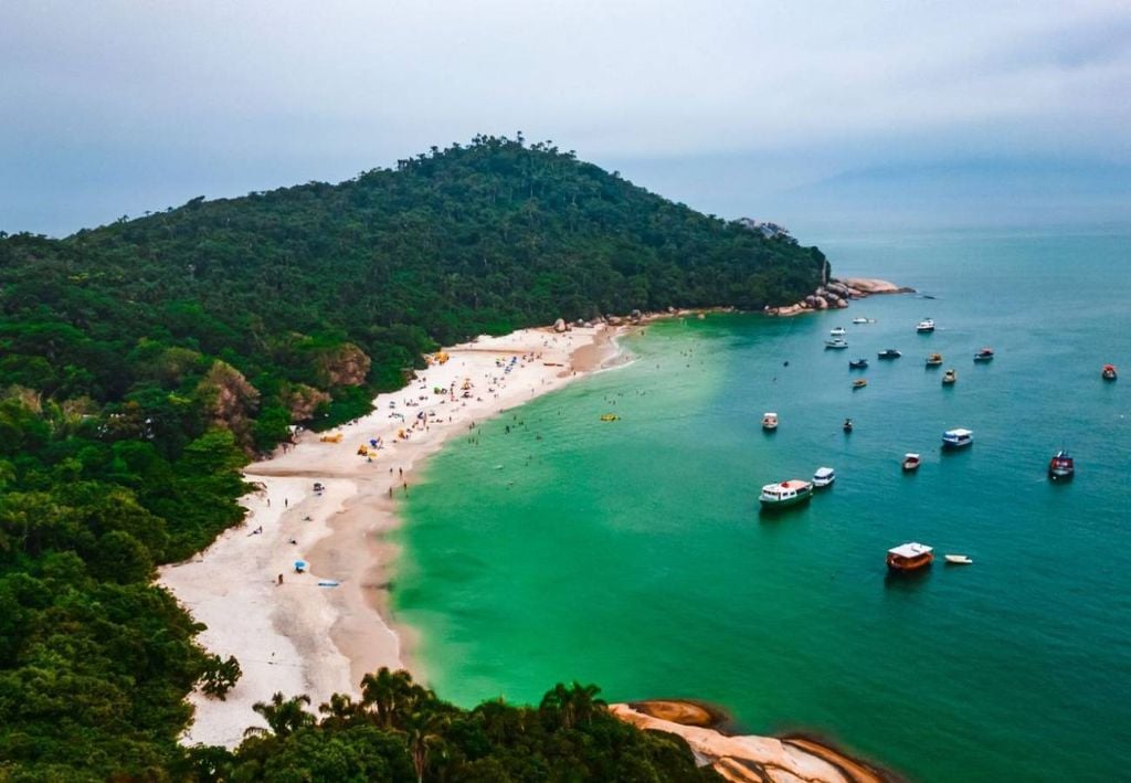 Entre as novas medidas para acessar a Ilha do Campeche (Florianópolis, SC) estão o limite de 800 visitantes por dia e restrições para preservar o local, exigindo levar o próprio lixo de volta. Crédito: Divulgação.