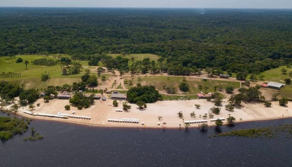 A Praia do Japonês é considerada um dos pontos favoritos dos manauaras para amenizar o calor e relaxar. Crédito: @danielcoutovalle
