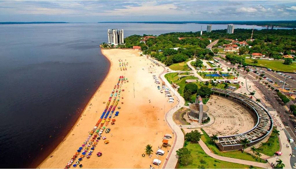 A Praia da Ponta Negra é um dos principais cartões-postais de Manaus. Crédito: Divulgação.