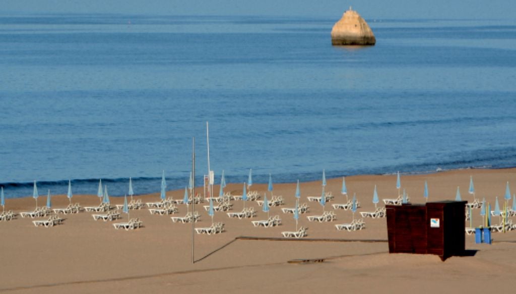 Praia da Rocha Autarca espera que obras sejam retomadas apenas em outubro. Foto: CM Portimão