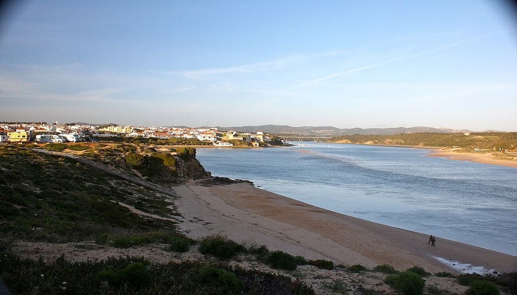 O estuário do rio Mira é um dos ecossistemas da costa portuguesa com uma presença significativa do Vermetus triquetrus. Foto: Kyle Taylor, CC BY 2.0, Wikimedia Commons