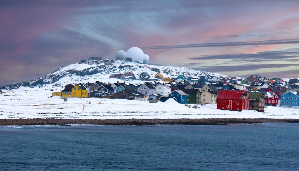 Vardø Norvegia La città di Vardø, con le case colorate tipiche dei paesaggi norvegesi