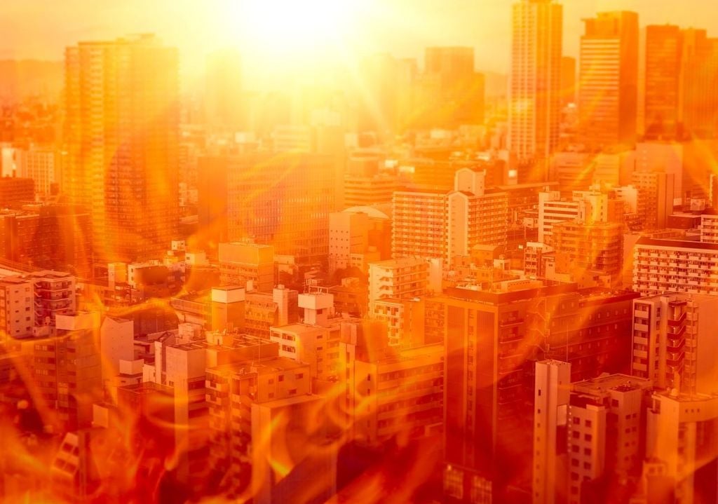 Questo fenomeno, noto per i suoi impatti su scala globale, non solo altera i pattern meteorologici ma potrebbe spingere le temperature mondiali verso nuovi picchi, amplificando gli effetti delle ondate di calore in Europa.