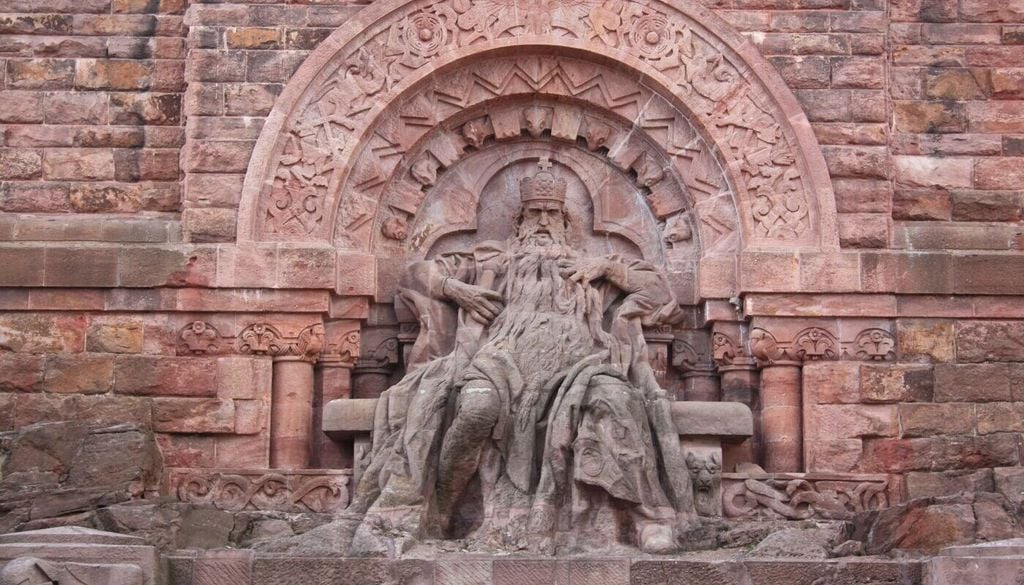 Die Sandsteinfigur Kaiser Friedrichs I. „Barbarossa“ im Sockel des 81 Meter hohen Kyffhäuserdenkmals. Bild: Holger Eberle/Wikimedia Commons
