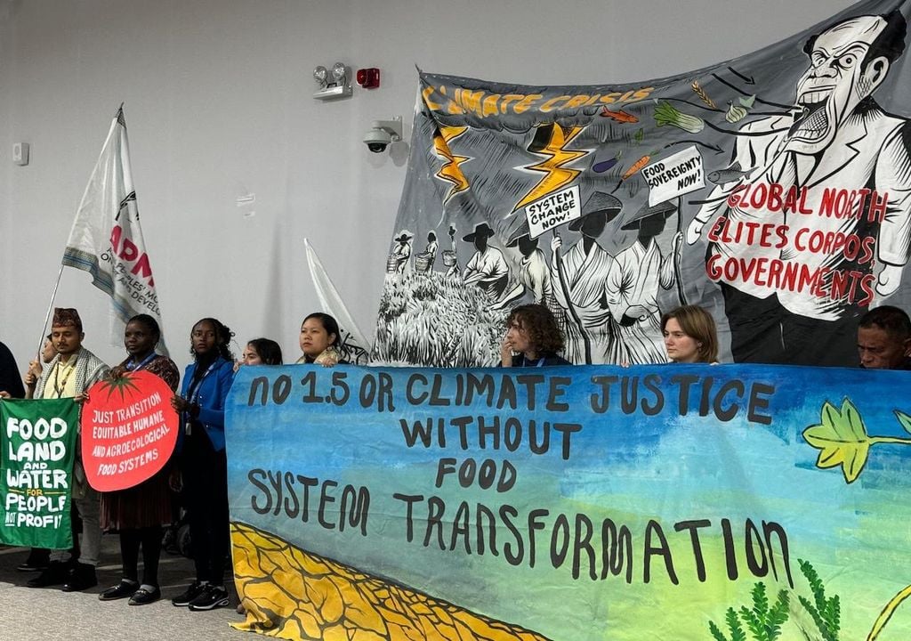 Una timida protesta attraverso un flash mob autorizzato, strettamente regolamentato e vigilato, all'interno di COP29 a Bakù. Foto cortesia Mita Lapi, observer Fondazione Lombardia per l'Ambiente