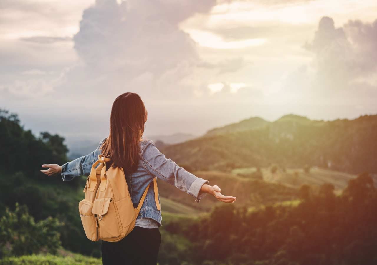 Viajar sola es una experiencia empoderadora para las mujeres, ya que les ofrece autoconocimiento, libertad y desarrollo personal, pero requiere una planificación cuidadosa y prestar atención a la seguridad.
