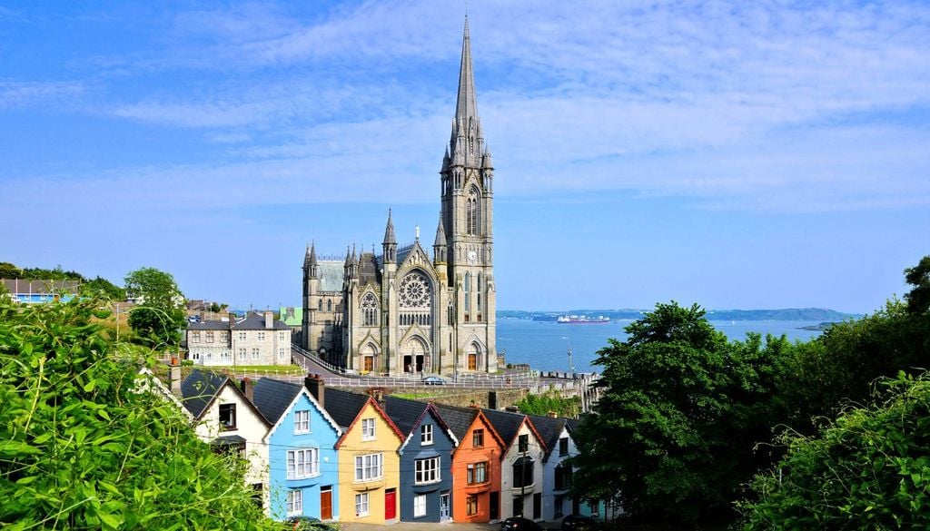 Le case colorate di Cork, in Irlanda, con la cattedrale sullo sfondo