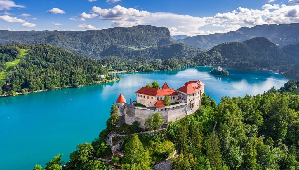 Paesi più sicuri 2026 Il lago di Bled, in Slovenia, è uno dei laghi più belli e famosi d'Europa