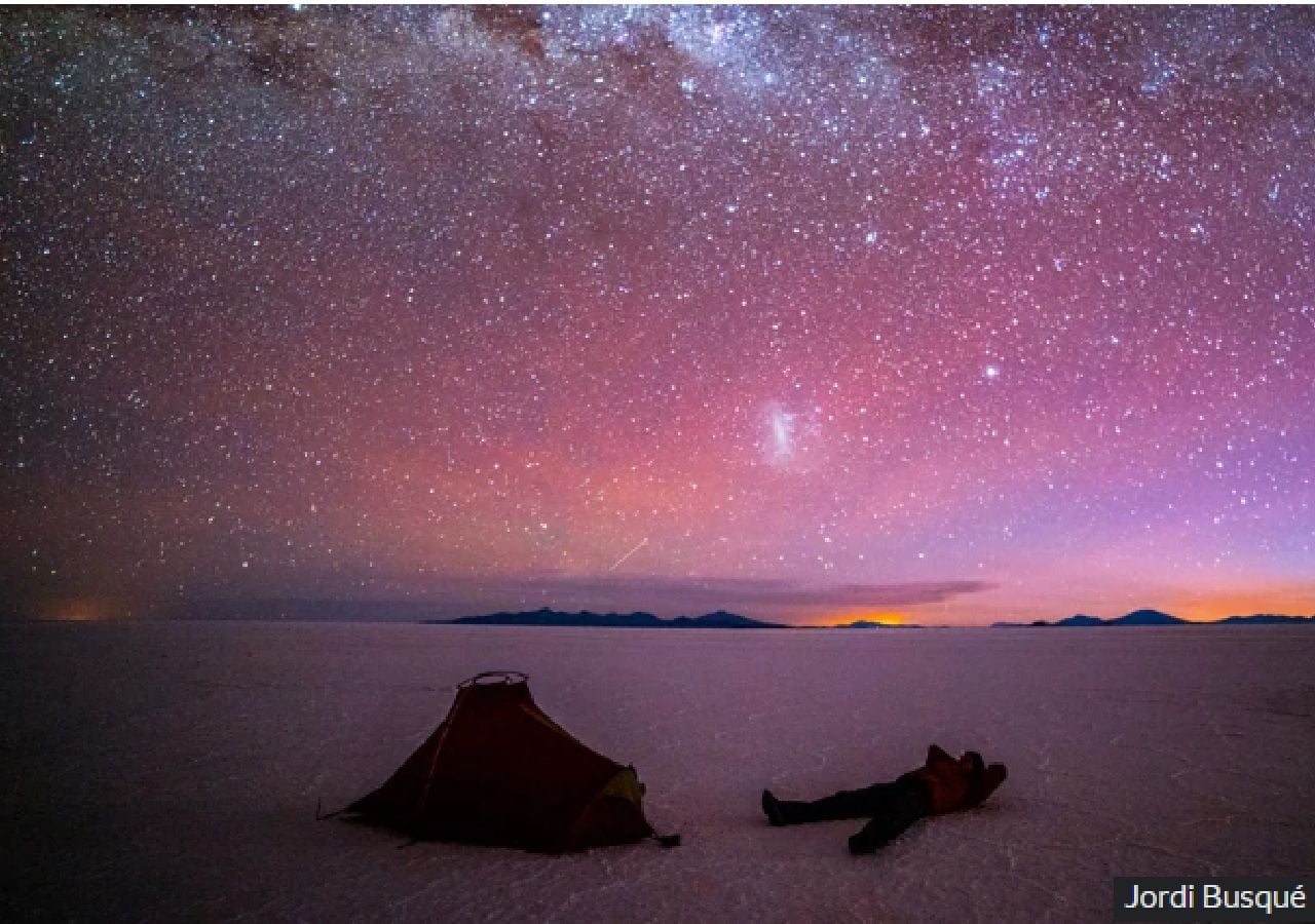 Viajamos a los rincones más oscuros del mundo donde las estrellas brillan sin contaminación lumínica. Créditos: Jordi Busqué, autorretrato en salar de Uyuni, Bolivia.