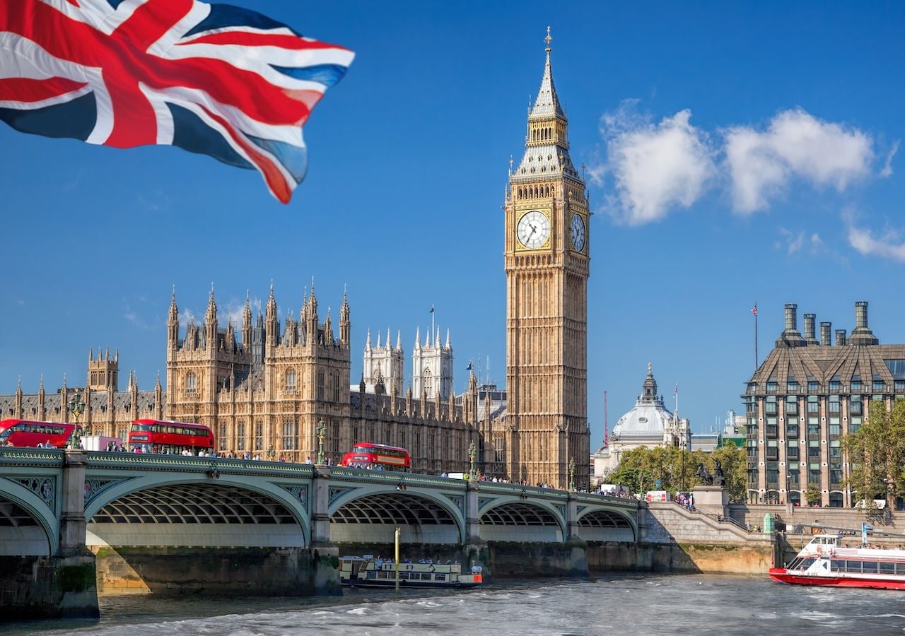 Londres estudia una tasa turística que podría generar más de 250 millones de libras al año y financiar sus infraestructuras turísticas.