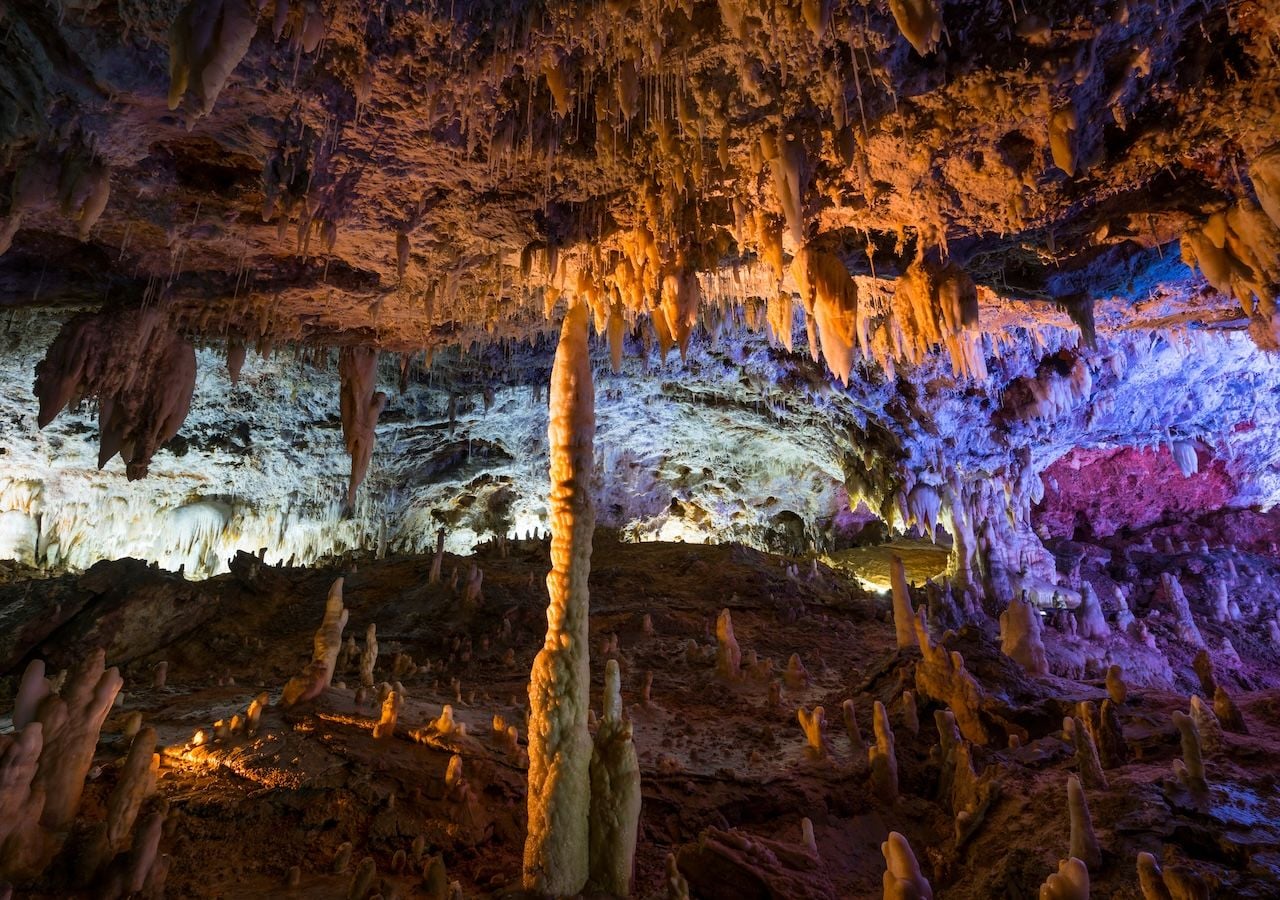 Interior de El Soplao, donde las estalactitas tardan miles de años en formarse. Algunas crecen solo un milímetro por siglo, convirtiendo la cueva en un archivo vivo de la historia geológica.
