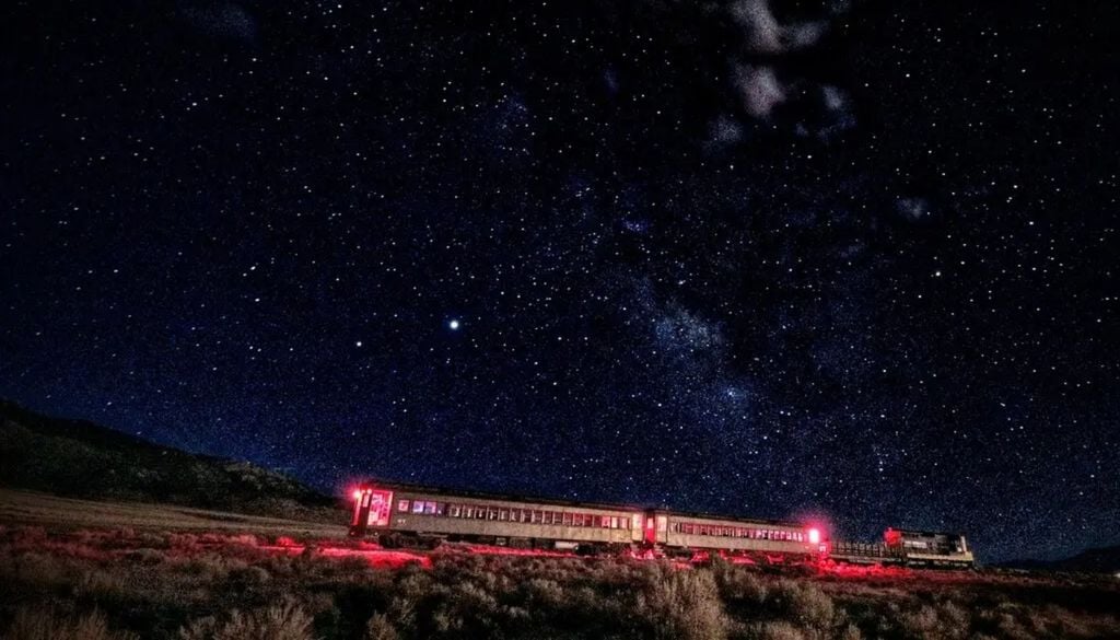 Trenes astroturismo Vía Láctea viajes turismo Para preservar la visión nocturna, los pasajeros reciben collares con luz roja tenue.