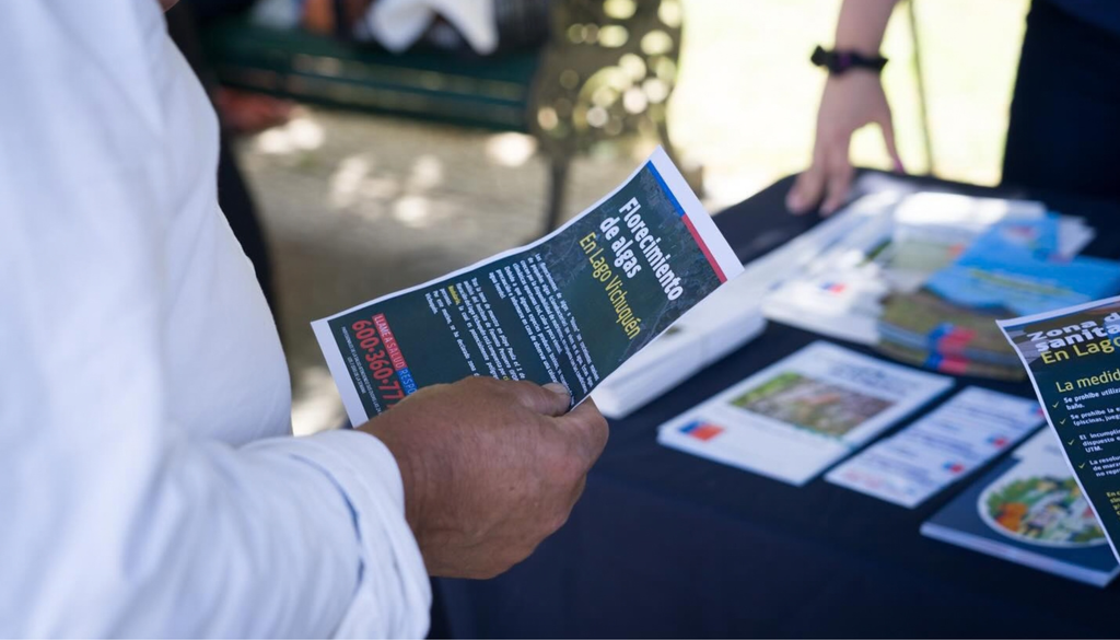 Entrega de material informativo a vecinos de Vichuquén sobre las floraciones de algas y las medidas preventivas frente a este fenómeno. Entrega de material informativo a vecinos de Vichuquén sobre las floraciones de algas y las medidas preventivas frente a este fenómeno.